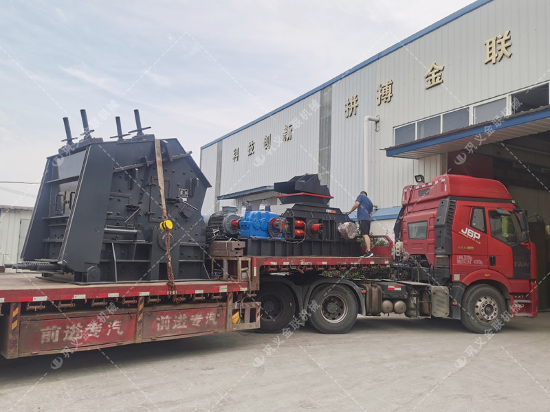 1000*700液壓對(duì)輥制砂機(jī),1210反擊破發(fā)往四川