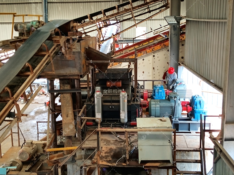 硅礦石對(duì)輥制砂機(jī):180噸/時(shí)高效能,如何選擇實(shí)力廠家是關(guān)鍵 硅礦石對(duì)輥制砂機(jī):180噸/時(shí)高效能,如何選擇實(shí)力廠家是關(guān)鍵